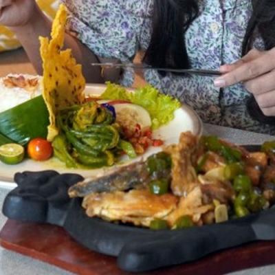 Pedasnya Bikin Nagih! Bandeng Hot Plate Inovasi Hotel di Sidoarjo ini Jadi Primadona Baru