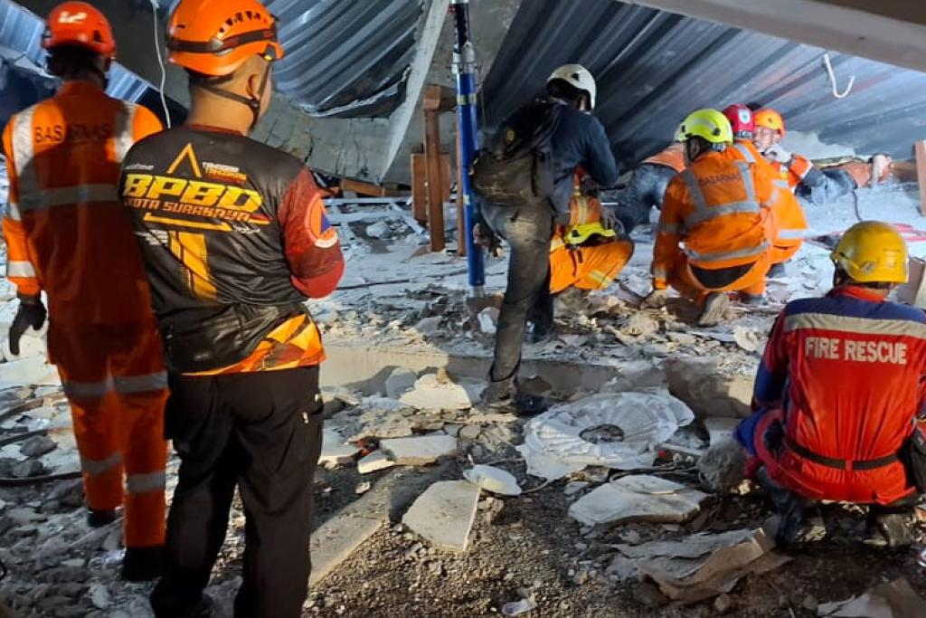 Basarnas Evakuasi 7 Korban Reruntuhan Ponpes Al Khoziny Sidoarjo