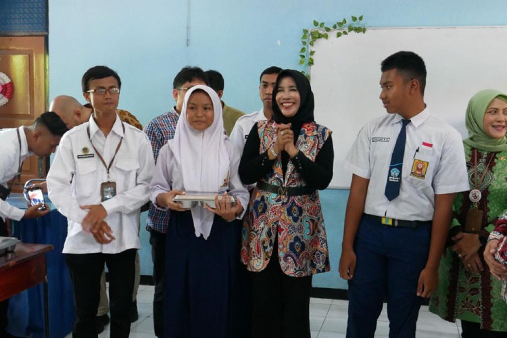 Wabup Sidoarjo Tinjau SMPN 1 dan 2, Pastikan Menu Program MBG Aman untuk Siswa