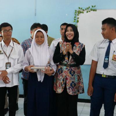 Wabup Sidoarjo Tinjau SMPN 1 dan 2, Pastikan Menu Program MBG Aman untuk Siswa