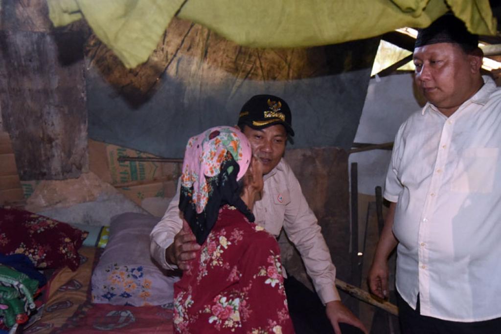 Bupati Subandi Bantu Rehab Rumah Warga Kurang Mampu di Kecamatan Tarik