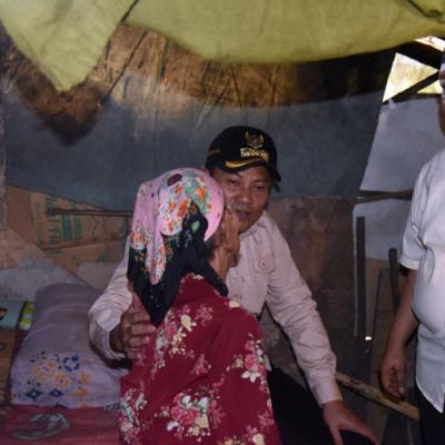 Bupati Subandi Bantu Rehab Rumah Warga Kurang Mampu di Kecamatan Tarik