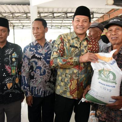 Bupati Sidoarjo Tinjau Penyaluran Bantuan Beras dan Cek BPJS Kesehatan Warga
