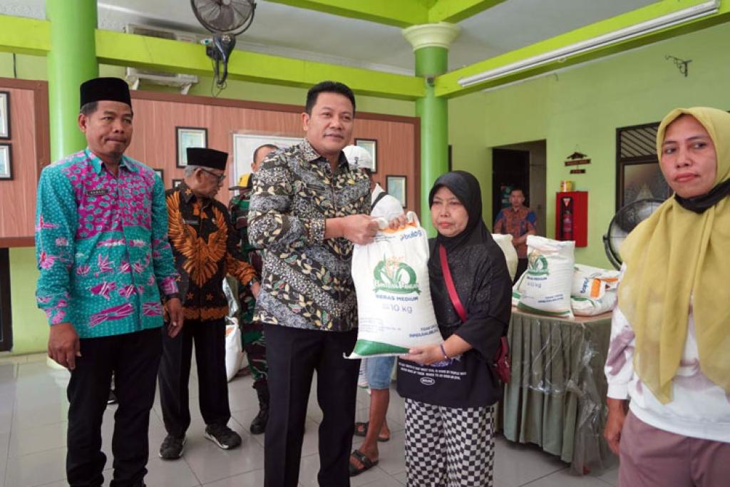 Bupati Sidoarjo Tinjau Penyaluran Bantuan Beras Presiden di Kecamatan Waru