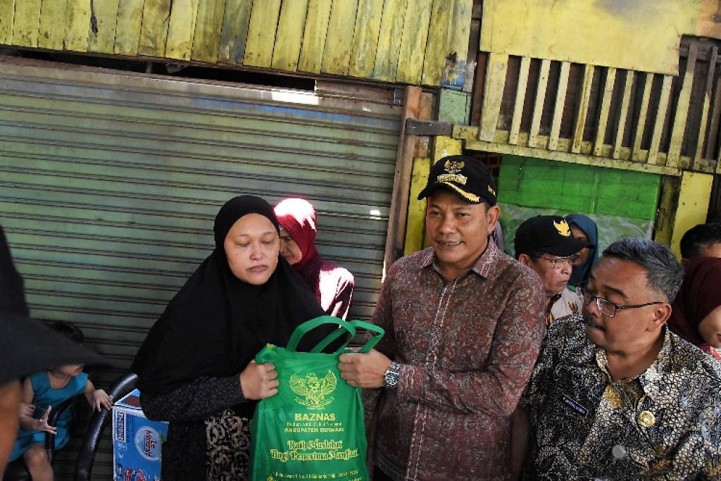 Bupati Subandi Bantu Ibu 4 Anak yang Hidup di Kolong Jembatan Sidoarjo