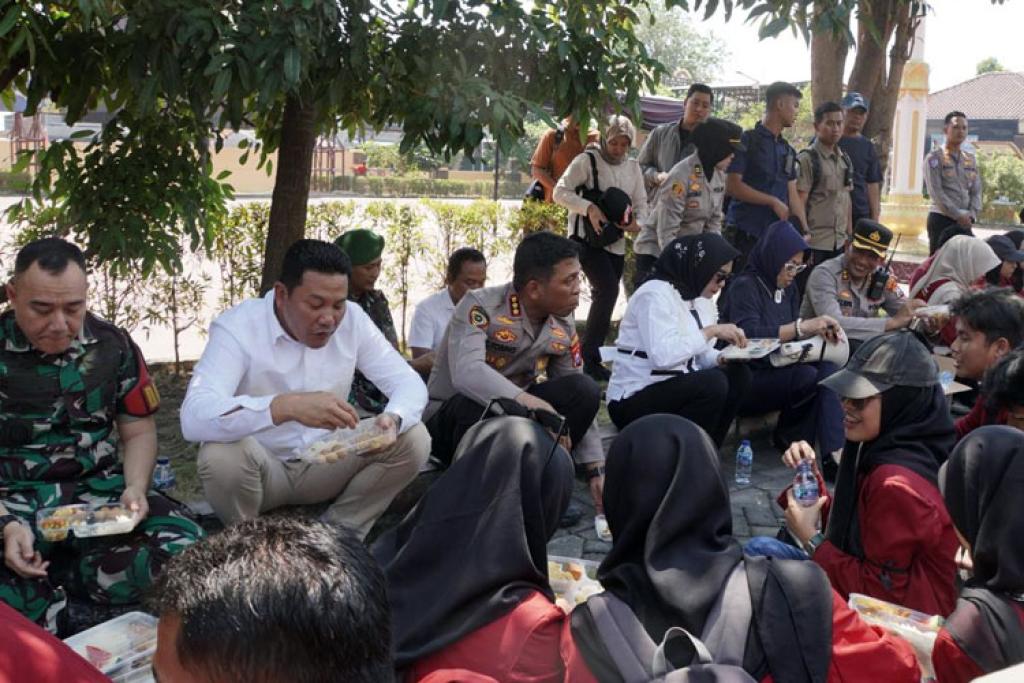 Bupati dan Wabup Sidoarjo Ajak Mahasiswa Aksi Damai Makan Bersama di Mapolresta