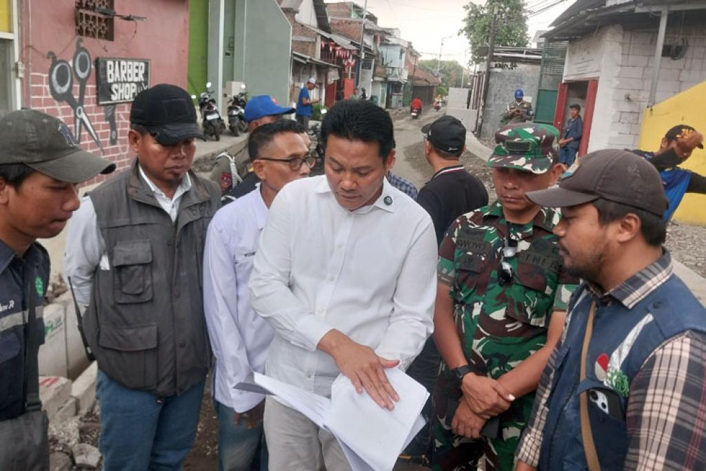 Bupati Subandi Sidak Proyek Infrastruktur Waru, Temukan Masalah Kualitas