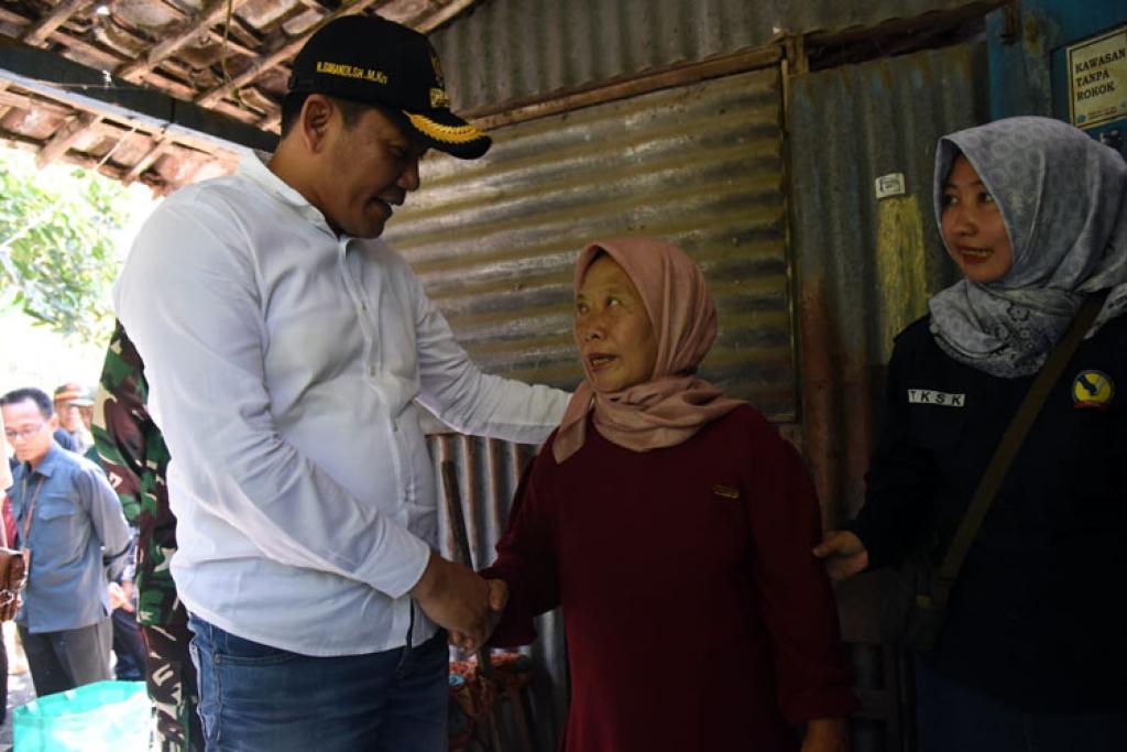 Bupati Sidoarjo Tinjau Dua RTLH di Tarik, Pastikan Segera Direnovasi
