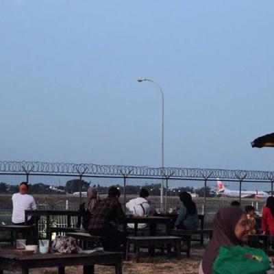 Menikmati Sajian Kuliner Sambil Menyaksikan Pesawat Lepas Landas di Fly Navy X10 Archery Cafe, Sidoarjo