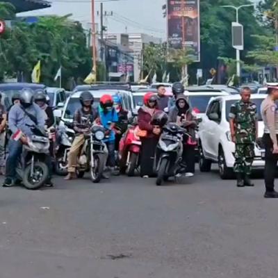 Warga Sidoarjo Heningkan Cipta di Jalan Raya Peringati Hari Pahlawan