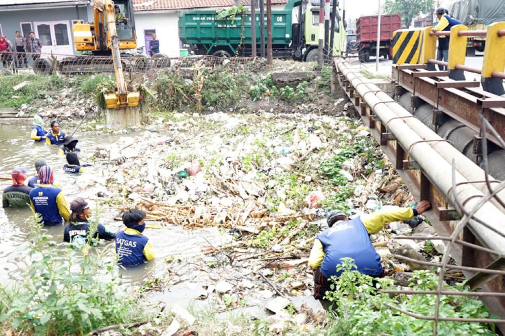 Cegah Tumpukan Sampah, Pemkab Sidoarjo Rutin Bersihkan Kanal Porong