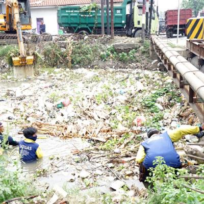 Cegah Tumpukan Sampah, Pemkab Sidoarjo Rutin Bersihkan Kanal Porong