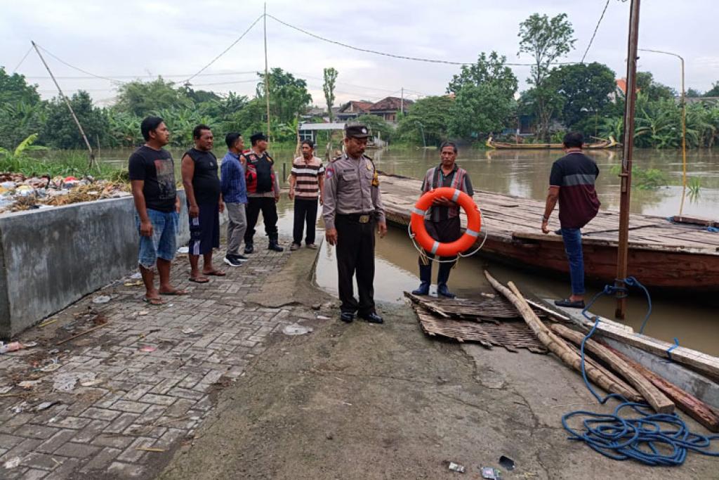 Polsek Balongbendo Perketat Pengawasan Tambangan Perahu Saat Cuaca Ekstrem