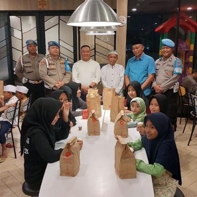 Propam Polresta Sidoarjo Berbagi Bersama Anak Yatim Lewat Makan Bergizi