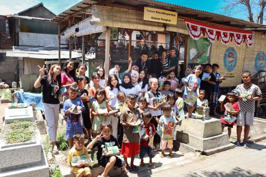 Pelajar SMA Negeri 1 Sidoarjo Ajak Anak Rangkah Surabaya Latih Berpikir Analitis