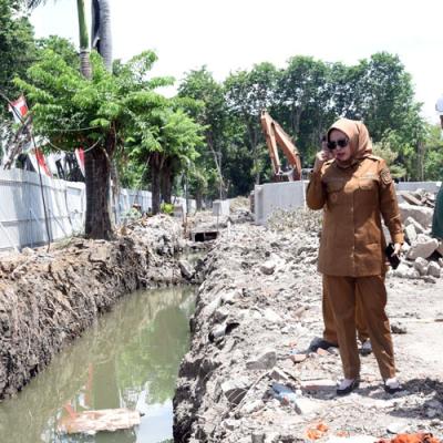 Wabup Sidoarjo Sidak Revitalisasi Alun-alun, Tekankan Proyek Selesai Tepat Waktu
