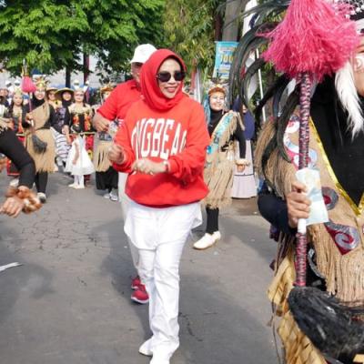 Wabup Mimik Idayana Apresiasi Kreativitas Warga Bligo, Grogol, dan Sidokerto di Karnaval HUT ke-80 RI