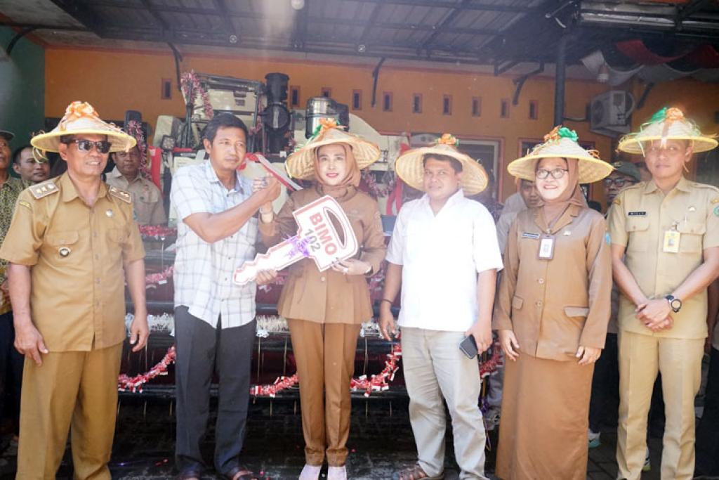 Wabup Mimik Idayana Serahkan Combine Harvester untuk Petani Sukodono