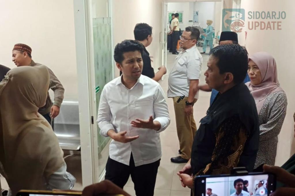 Wagub Emil Dardak Jenguk Korban Musala Ambruk Ponpes Al Khoziny di RSI Sidoarjo