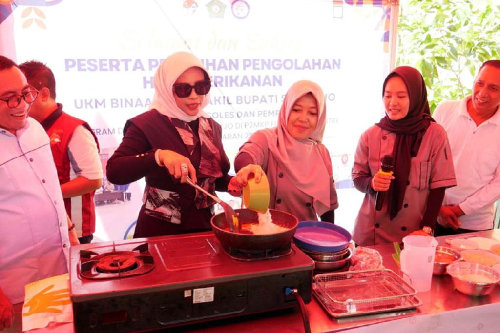 Wabup Mimik Idayana Dorong Pemberdayaan Emak-emak Sidoarjo lewat Pelatihan Pengolahan Ikan Lele